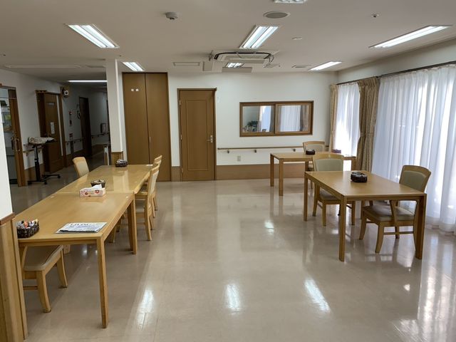 明るく広々した室内 リビング 広々とした空間で、自然光がたっぷりと入ります。快適に過ごせる環境が整っています。