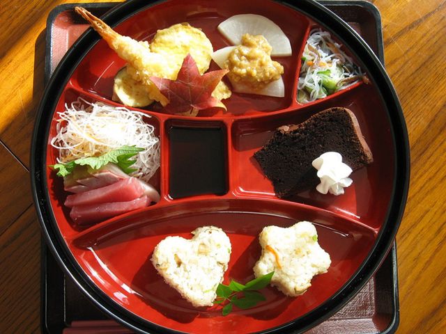 彩り豊かな和食御膳 料理 彩り豊かな和食の御膳が提供されます。特別な日にぴったりの豪華な盛り合わせです。