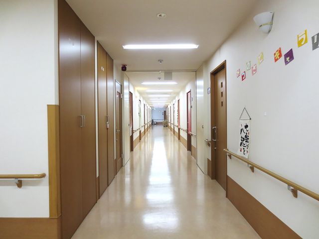 長い廊下 廊下 居心地の良い長い廊下は落ち着いた雰囲気で、毎日の移動を快適にします。