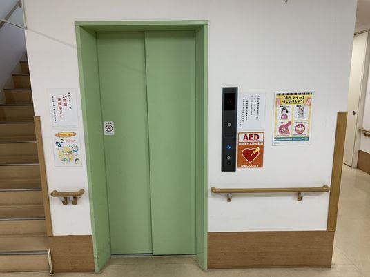 手すり付きエレベーター