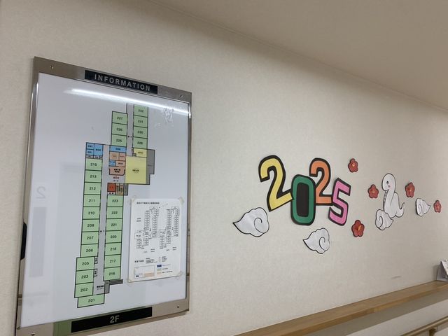 館内の案内掲示 掲示物 フロアマップが貼られた案内板があります。施設内の移動がわかりやすくされています。