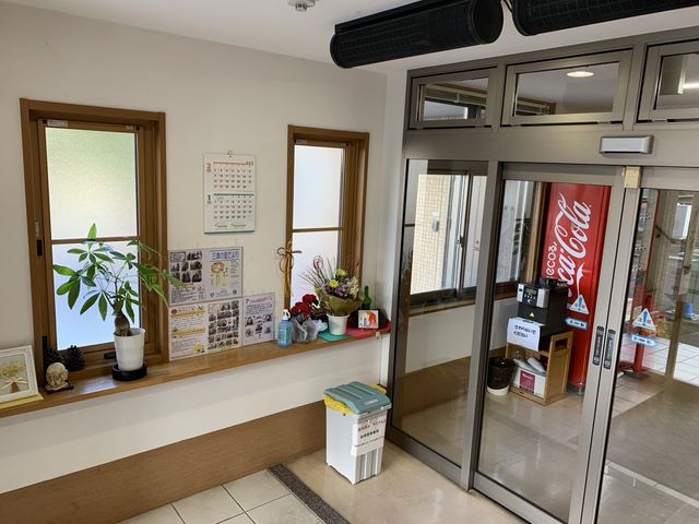 エントランスの一角 エントランス 自然光が差し込む明るい空間です。カレンダーや掲示物があり、親しみやすい雰囲気を感じます。