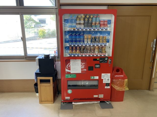 飲料の自動販売機 休憩室 休憩室には、さまざまな飲み物が購入できる自動販売機が設置されています。