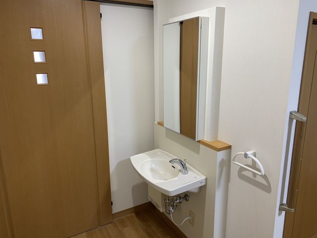 すっきりした洗面台 洗面台 使いやすい洗面台が設置されており、快適に利用できます。シンプルなデザインで清潔感があります。