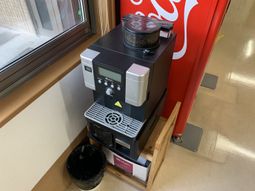 窓辺のコーヒーマシン