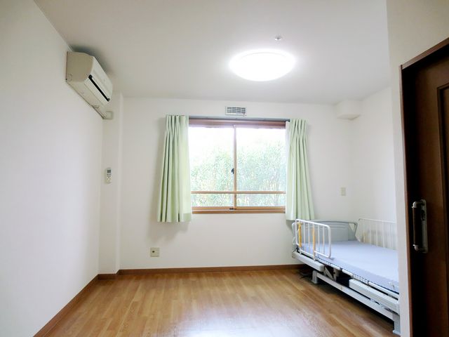 ベッド付きの居室 居室   窓からの自然光で明るい居室です。エアコン完備で快適に過ごせる環境となっています。