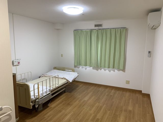 落ち着いた居室 居室 シンプルなデザインの居室で、快適でリラックスした環境が整えられています。自然光が差し込み、明るい空間になっています。