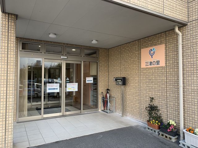 正面玄関 エントランス 広々としたエントランスで、明るい光が入る空間となっています。訪れる方を温かく迎えます。
