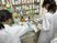 薬剤確認中の調剤台  