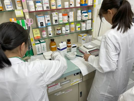 薬剤確認中の調剤台  
