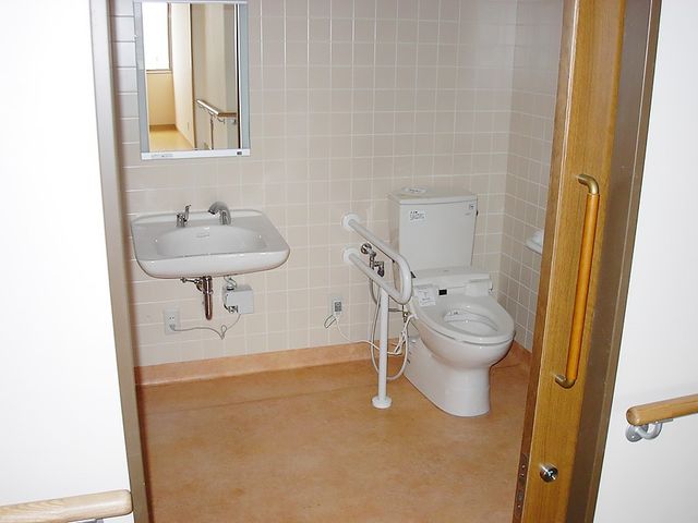 車椅子対応トイレ トイレ   手すりが設けられた広めのトイレです。洗面台も近く、移動しやすいつくりになっています。