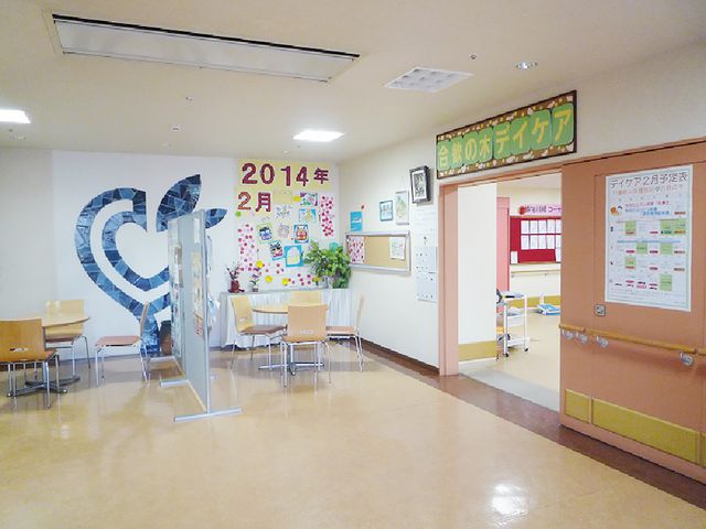 ゆったりとした食堂 食堂 ゆとりある空間の食堂は、落ち着いた色合いでまとめられ、壁には季節感あふれる装飾が施されています。