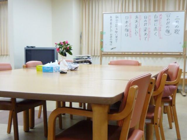 ゆったりした食堂 ダイニングルーム 座席が整然と配置されたダイニングルームです。共に食事を楽しむ温かい時間を過ごせる場所です。