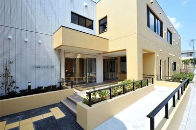 陽の光が差し込む建物の外観