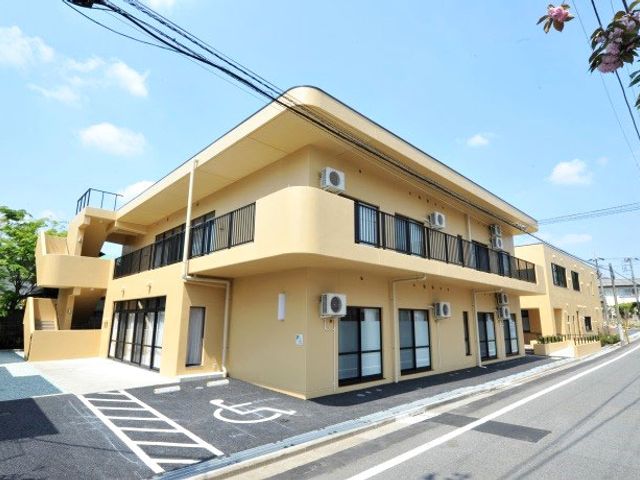 やさしい色合いの建物外観 外観 やさしい色合いの建物が特徴です。周囲には緑が多く、静かな環境で働けます。
