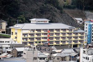 周囲の住宅に囲まれた建物