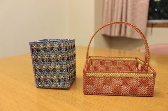 手作りの飾りが並ぶテーブル