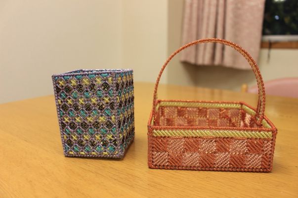 手作りの飾りが並ぶテーブル