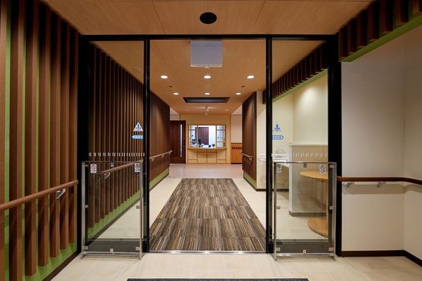 入り口のある廊下