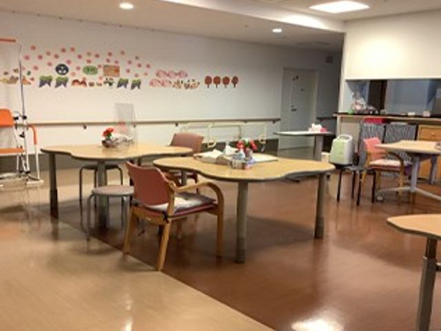 明るい食堂 食堂   広いテーブルがゆったり配置された明るい食堂です。壁面の装飾もあり、落ち着いて食事や会話をしやすい空間です。