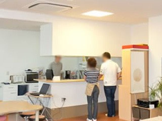 明るいラウンジ ラウンジ 落ち着いた色合いの空間で、職員が協力して快適な環境作りに努めています。