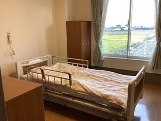 明るい居室のベッド  