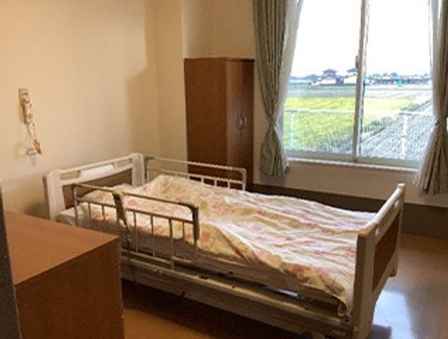 明るい居室のベッド  