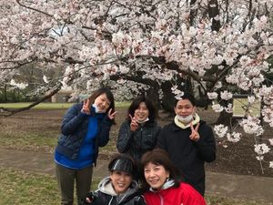 桜の下のスタッフ集合  
