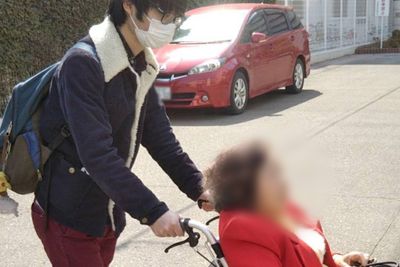 施設前駐車場  