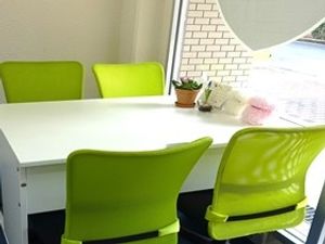 明るい打ち合わせテーブルのある部屋  