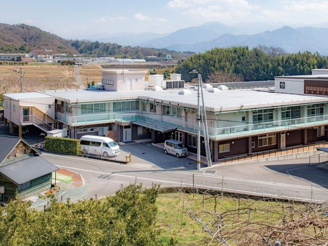 ゆったりとした外観 外観 周囲に緑豊かな自然を感じさせる建物です。明るく開放的な雰囲気が魅力的で、安心して過ごせそうです。