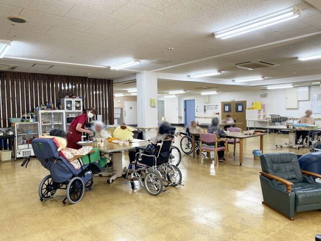 開放的な共有スペース ラウンジ 広々としたラウンジは、快適に過ごせるスペースが確保されています。リラックスしながら過ごす時間が魅力です。
