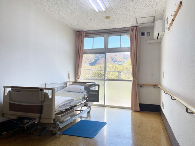居心地の良い居室風景 居室 窓から自然光が差し込む明るい居室です。広々とした空間でゆったりと過ごせる環境を提供しています。