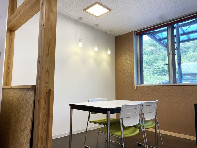 居心地の良いダイニング ダイニングルーム 窓から自然光が差し込むダイニングルームです。明るく開放感のある食事スペースをご用意しています。