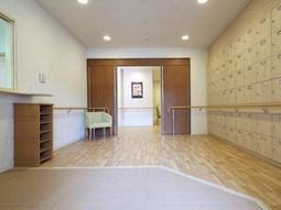 明るい廊下と郵便受け