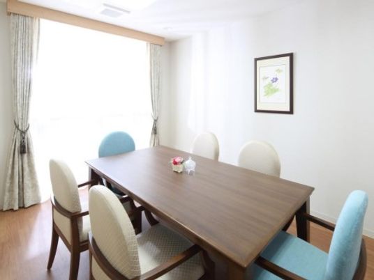 明るい居室のダイニングテーブル
