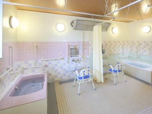 清潔感ある明るい浴室