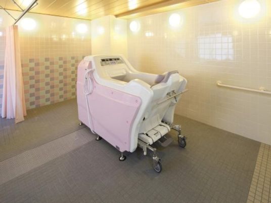 清潔な浴室と介護用ベッド
