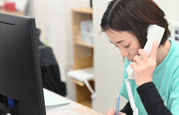 電話対応中の女性スタッフ