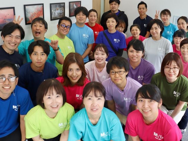 スタッフイメージ スタッフイメージ 多様なスタッフが笑顔で和気あいあいと働く雰囲気です。仲間と協力しながら安心して働けます。