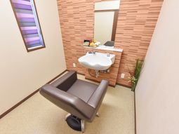 洗面台と鏡のある洋室