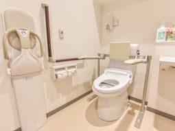 手すり付きの清潔なトイレ