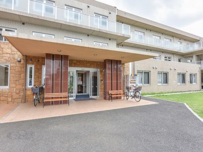 快適な施設のエントランス