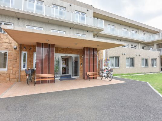 快適な施設のエントランス