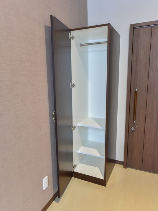 開かれた整頓されたクローゼット