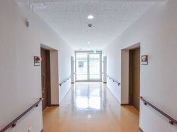 明るい廊下の末端