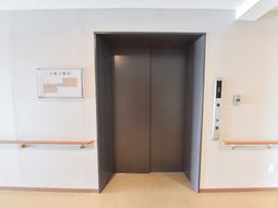 廊下のエレベーター前