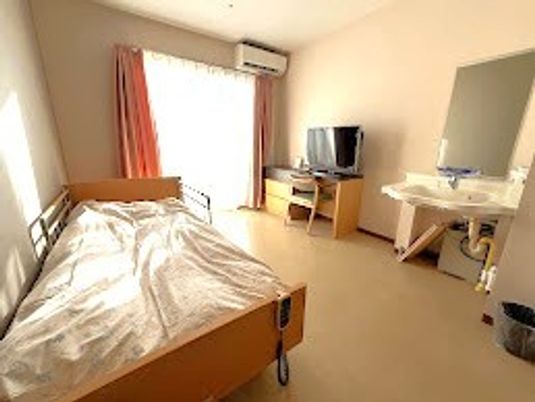 明るい居室のベッド  