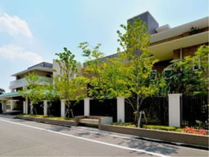 緑豊かな外観の建物