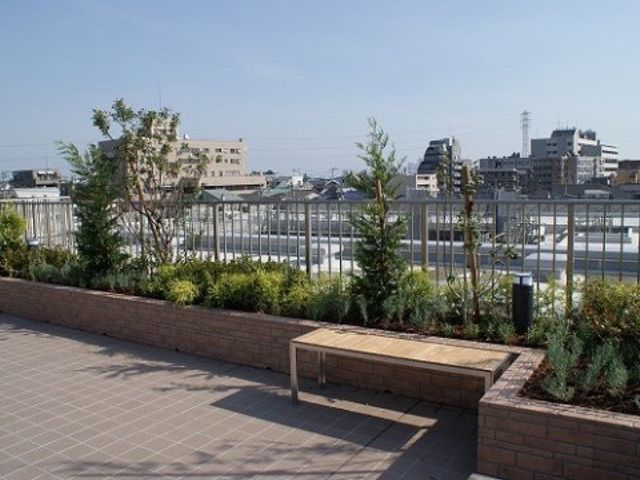 陽光あふれる庭先 屋上 穏やかな陽気のもと、安らぎの時間を過ごせる庭先です。利用者様はここで新鮮な空気を感じながら、心身のリフレッシュが可能です。